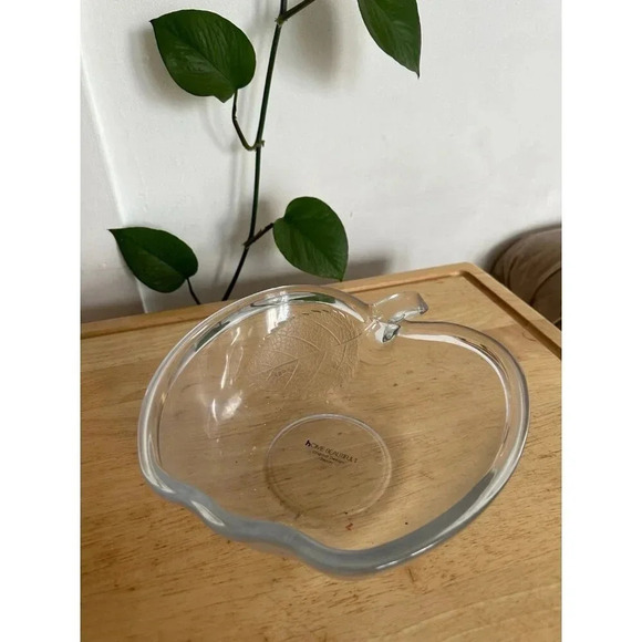 Home Beautiful Apple glass bowl - Picture 1 of 7